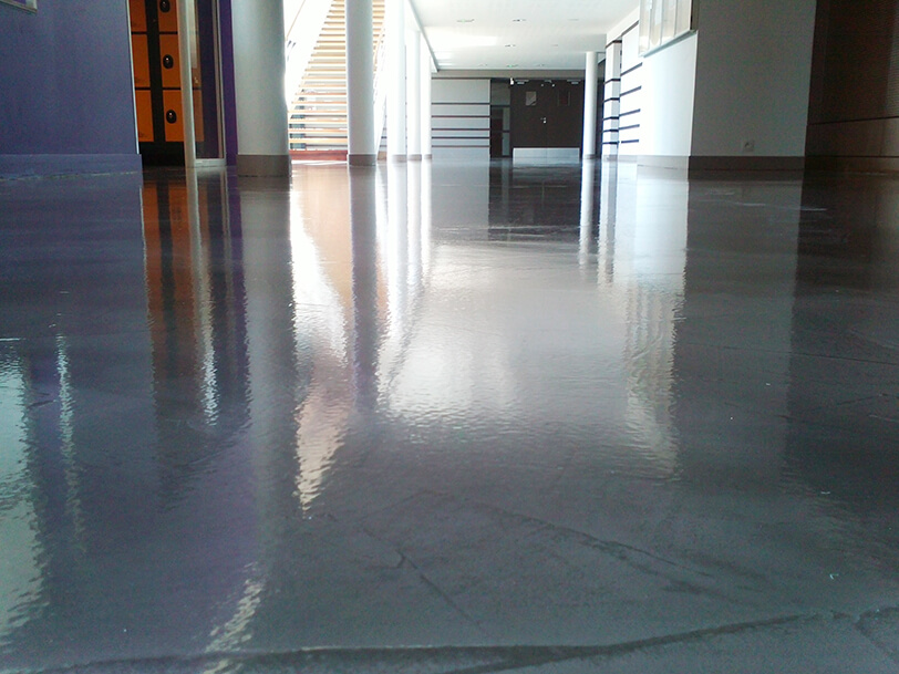 béton ciré dans une institution publique à Fontenay le Comte par Ducept RBC, carreleur à Fontenay le Comte