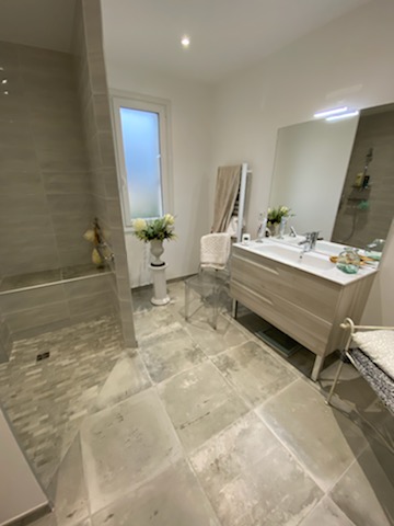 Réalisation d'une salle de bain par DUCEPT Carrelage, carreleur à Fontenay-le-Comte